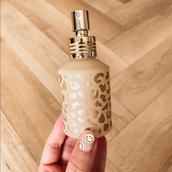 Whimsy + Wellness Leopard print glass bottle set - Picture 5 of 6